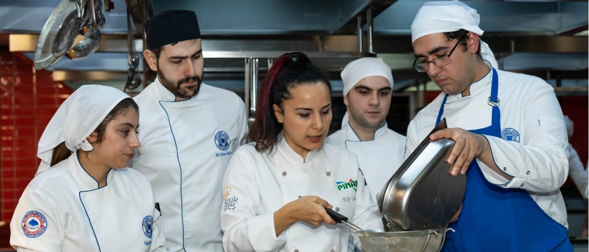 Pınar, Pastacılık ve Çikolata Eğitimi İle Aydın Üniversitesinde!
