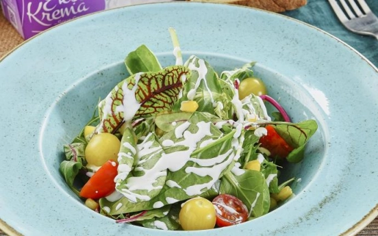 Ekşi Kremalı Akdeniz Salatası Tarifi