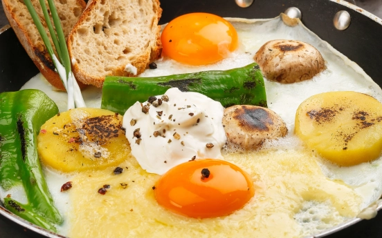 Ekşi Kremalı Sabah Yumurtası Tarifi