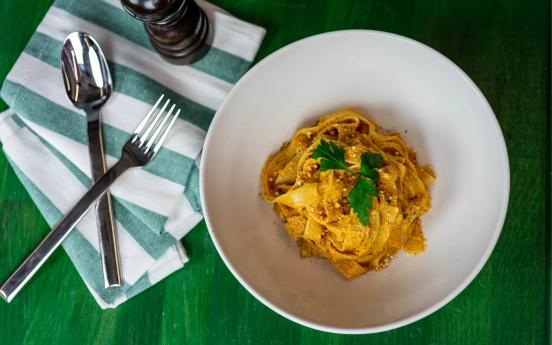 Kırmızı Biber ve Cevizli Pesto Soslu Fettuccine Tarifi