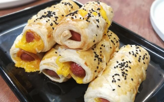 Çörek Otlu Sosisli Milföy Tarifi