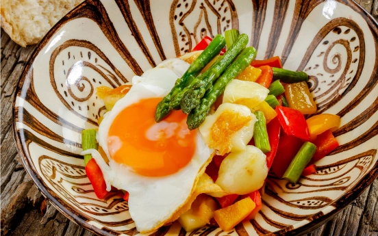 Örgü Peynirli Sebzeli Yumurta Tarifi