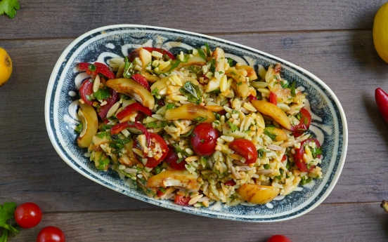 Arpa Şehriyeli Yenidünya Salatası Tarifi