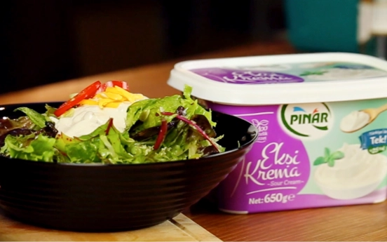 Frenk Soğanlı Ekşi Kremalı Salata Tarifi (Et İle Uyumlu)