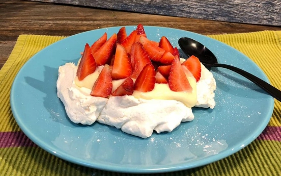 Çilekli Pavlova Tarifi