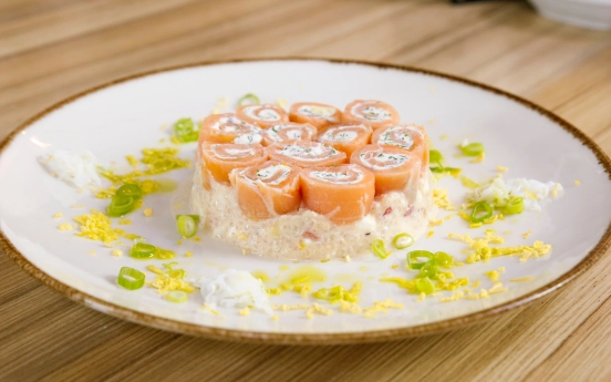 Füme Somon Rulolu Avokadolu Kinoa Salatası Tarifi