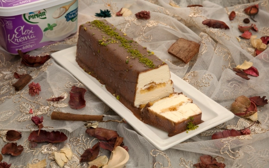 Beyaz Çikolatalı ve Ekşi Kremalı Parfe Tarifi