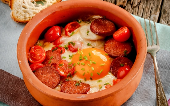 Sucuklu Yumurtalı Güveç Tarifi