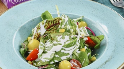 Ekşi Kremalı Akdeniz Salatası Tarifi