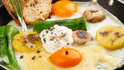 Ekşi Kremalı Sabah Yumurtası Tarifi