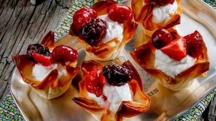 Yufka İçinde Labneli Kırmızı Meyve Tarifi