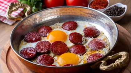 Sucuklu Göz Yumurta Tarifi