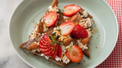 Çilekli Labneli Yulaf Ekmeği Tarifi