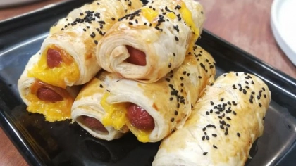 Çörek Otlu Sosisli Milföy Tarifi