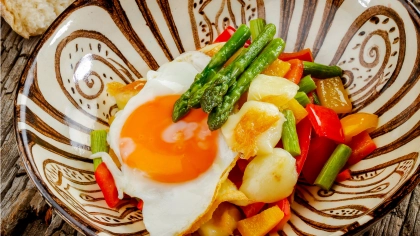 Örgü Peynirli Sebzeli Yumurta Tarifi