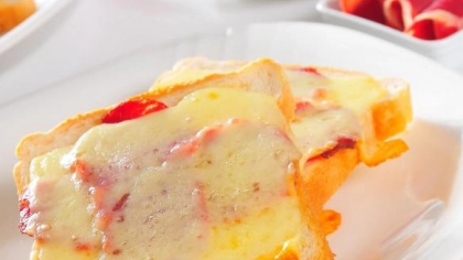 Pastırmalı Kaşarlı Tost Pizza Tarifi