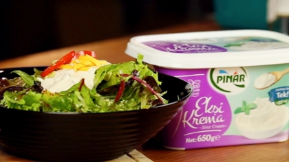 Frenk Soğanlı Ekşi Kremalı Salata Tarifi (Et İle Uyumlu)