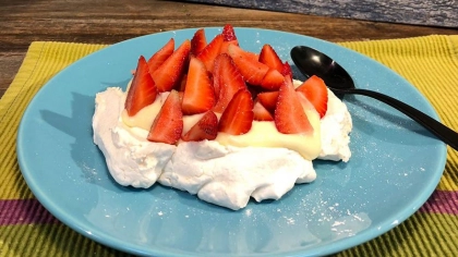 Çilekli Pavlova Tarifi