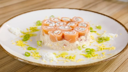 Füme Somon Rulolu Avokadolu Kinoa Salatası Tarifi