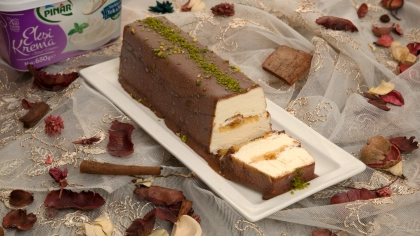 Beyaz Çikolatalı ve Ekşi Kremalı Parfe Tarifi