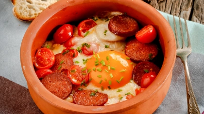 Sucuklu Yumurtalı Güveç Tarifi